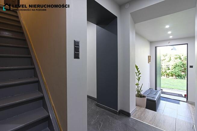 Dom w mieście z dużą działką