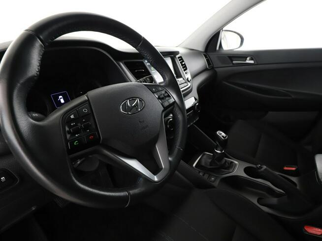 Hyundai Tucson navi klima auto grzane fotele kamera i czujniki parkowania