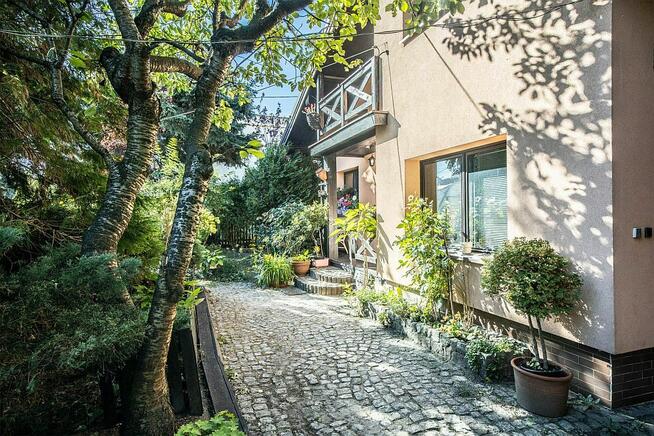 Dom z charakterem i ogrodem pełnym zieleni Stoki