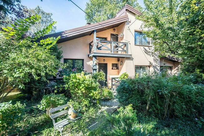 Dom z charakterem i ogrodem pełnym zieleni Stoki