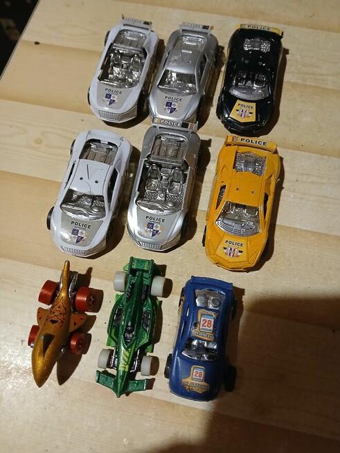 Zestaw mnóstwo różnych samochodzików.