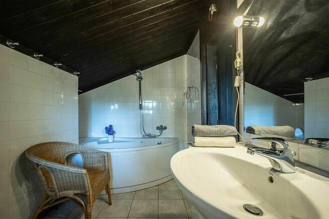 Dom z charakterem i ogrodem pełnym zieleni Stoki