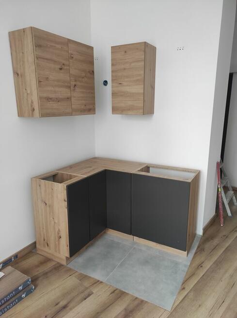 Układanie paneli podłogowych, montaż mebli