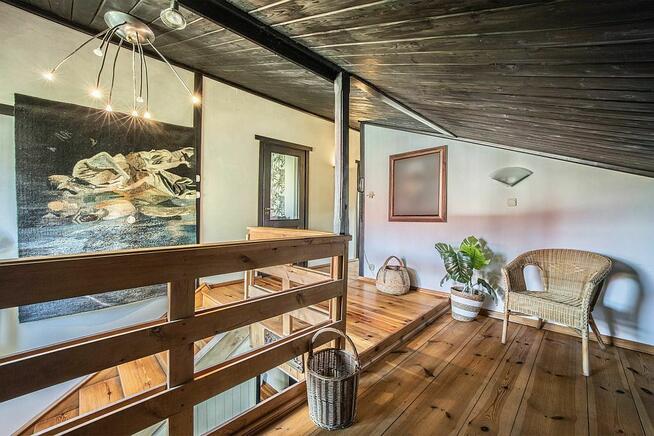 Dom z charakterem i ogrodem pełnym zieleni Stoki