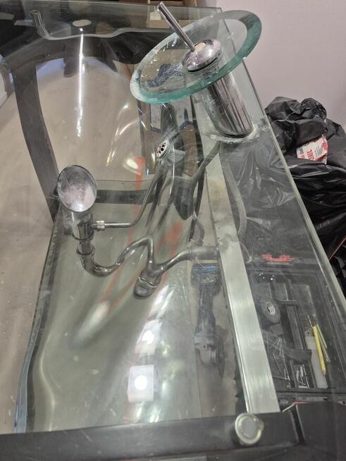 Sprzedam szklaną umywalkę z blatem