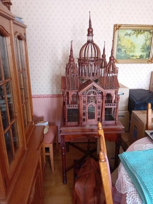 Klatka. Karmnik. Dla ptakow. Majestatyczna