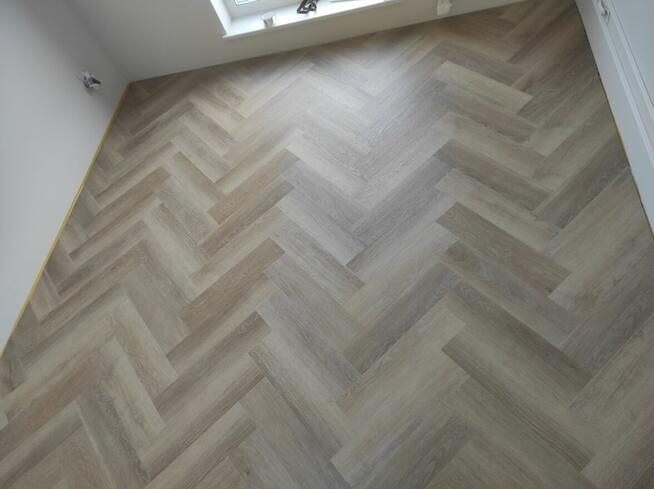 Układanie paneli podłogowych, montaż mebli