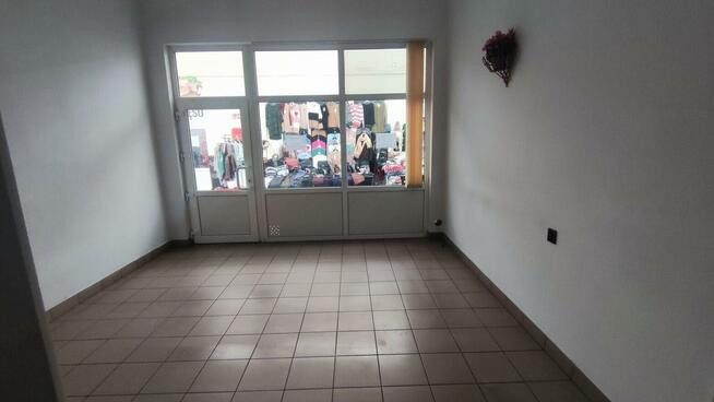 Okazja Sprzedam murowany lokal handlowy na placu w Krakowie