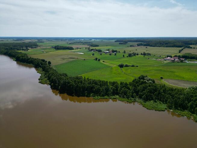 Działka inwestycyjna z linią brzegową