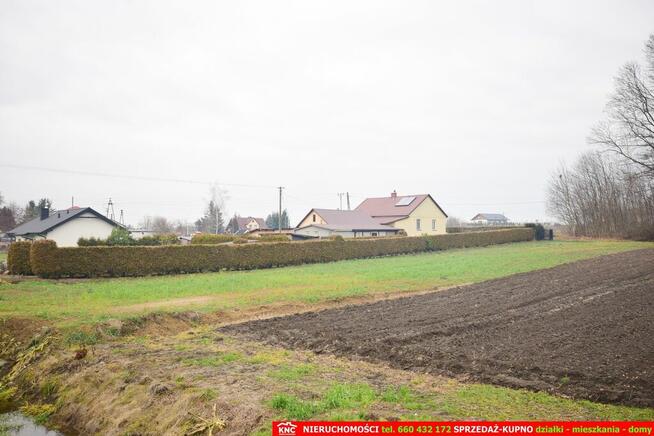 Działka budowlana (WZ) wszystkie media.
