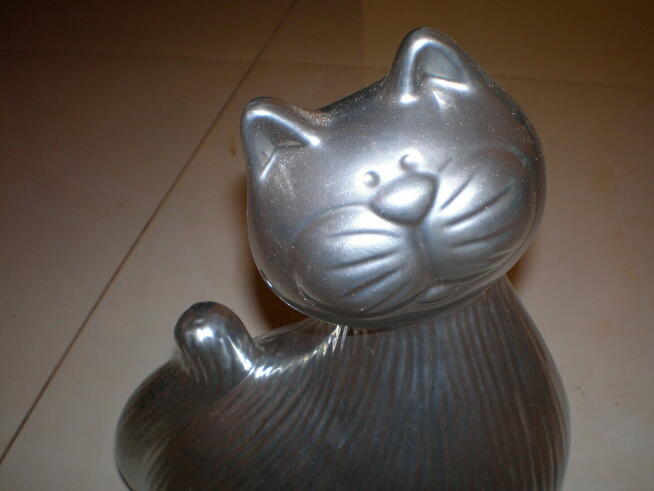 Sprzedam figurkę kota w kolorze popielatym, nowy.