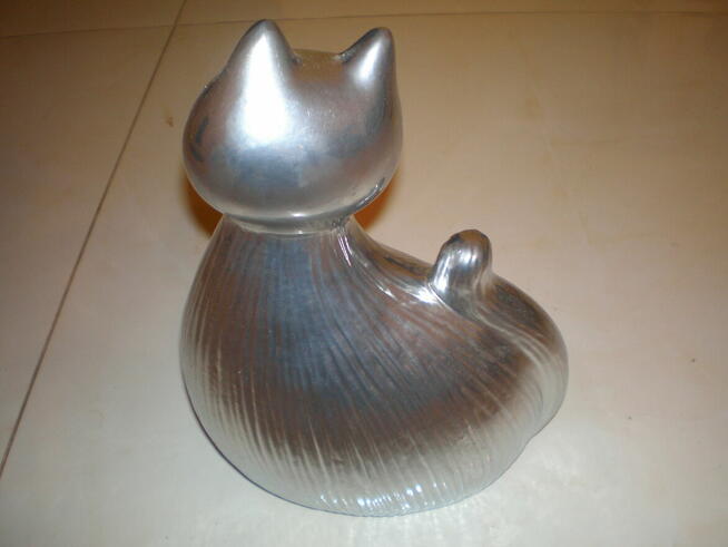 Sprzedam figurkę kota w kolorze popielatym, nowy.