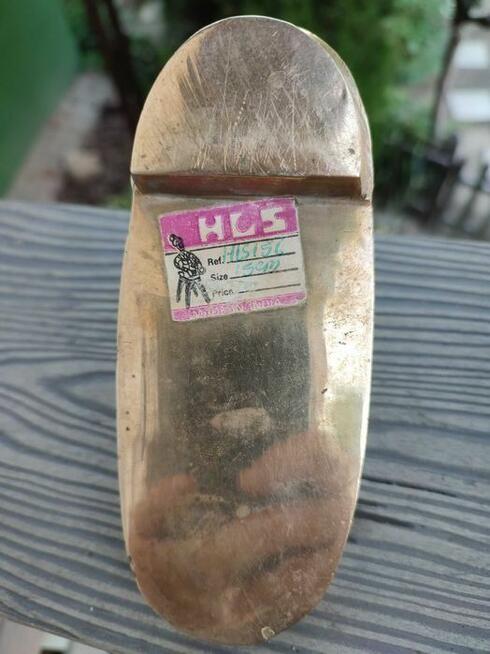 Popielniczka mosiężna - but