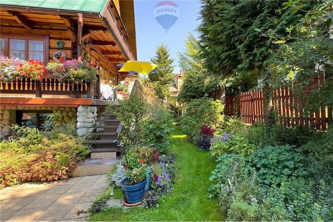 Drewniany dom w stylu zakopiańskim