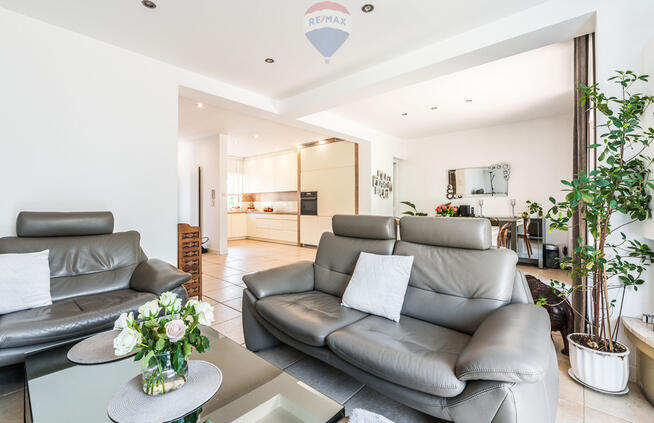 ZADBANY i DOGODNIE POŁOŻONY DOM NA PODOLANACH