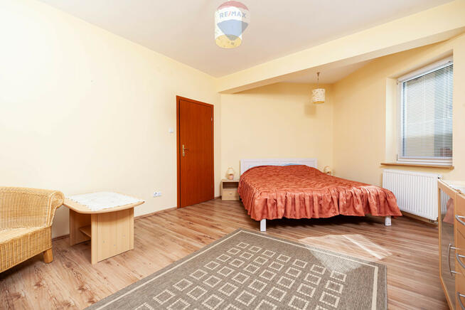 ŚWIETNIE POŁOŻONY BARDZO DUŻY DOM MIESZKALNY