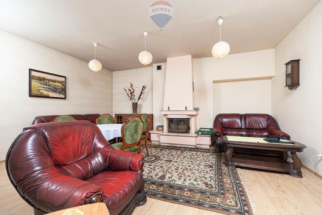 ŚWIETNIE POŁOŻONY BARDZO DUŻY DOM MIESZKALNY