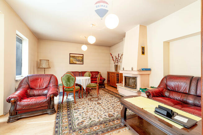 ŚWIETNIE POŁOŻONY BARDZO DUŻY DOM MIESZKALNY