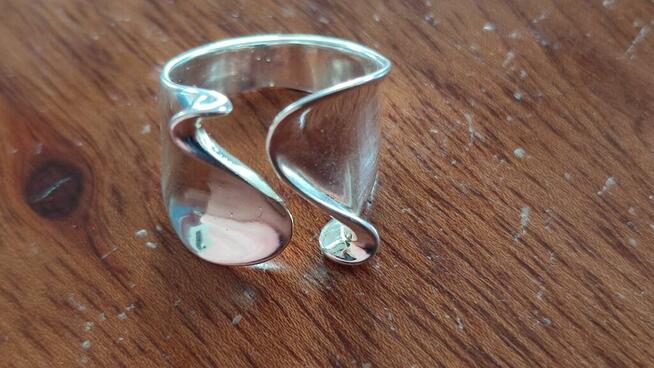 Pierścionek posrebrzany - fala