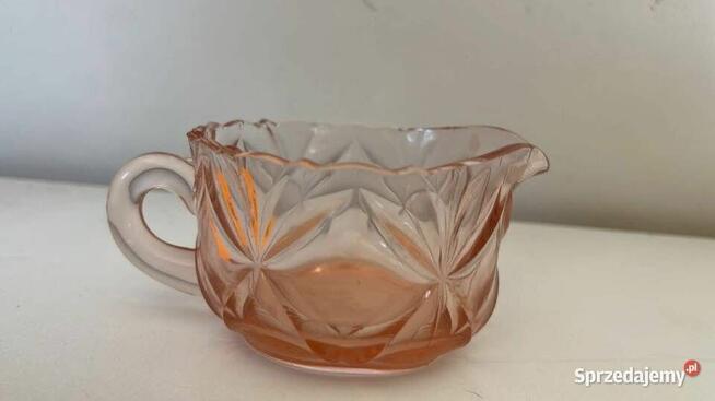 Rozalinowe szkło. Wazonik, pojemnik, w kształcie rozchylon