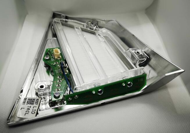 Wkład lampy LED lewy tył klapa Vitara III Lift 35702-86R00