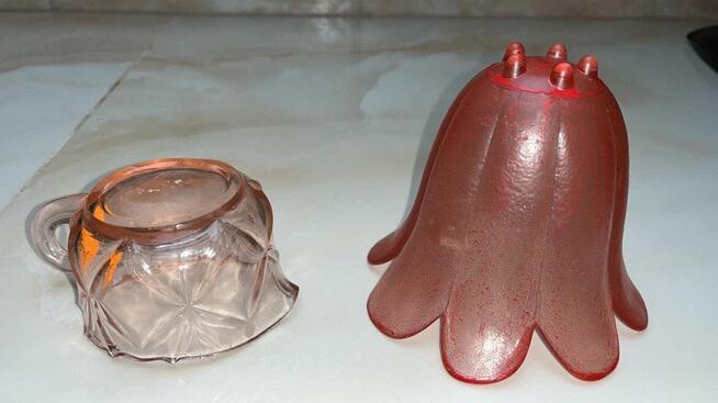 Rozalinowe szkło. Wazonik, pojemnik, w kształcie rozchylon