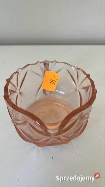 Rozalinowe szkło. Wazonik, pojemnik, w kształcie rozchylon