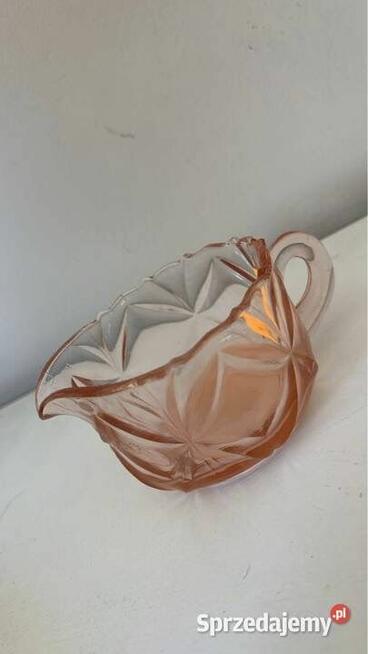 Rozalinowe szkło. Wazonik, pojemnik, w kształcie rozchylon