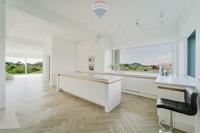 Nowoczesna willa z prywatną plażą