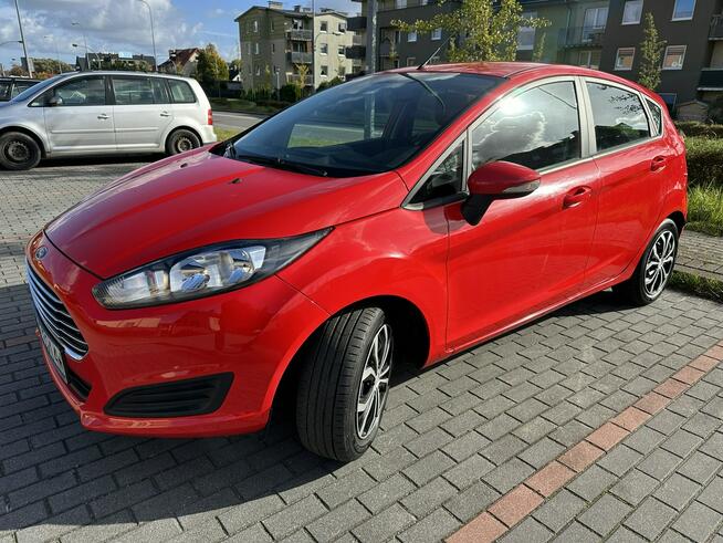 Ford Fiesta 5 drzwi, podgrzewane fotele i szyba czołowa, isofix, niski przebieg