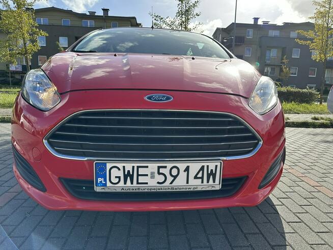 Ford Fiesta 5 drzwi, podgrzewane fotele i szyba czołowa, isofix, niski przebieg