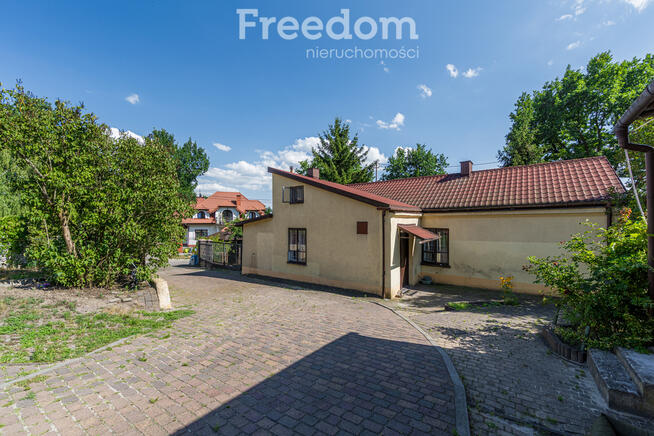 Działka 1379 m2 z zabudową 2 domów w Wesołej