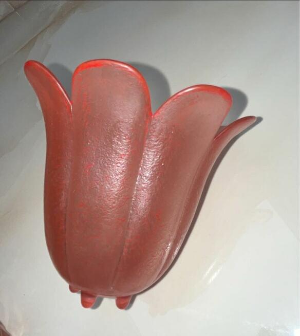 Rozalinowe szkło. Wazonik, pojemnik, w kształcie rozchylon