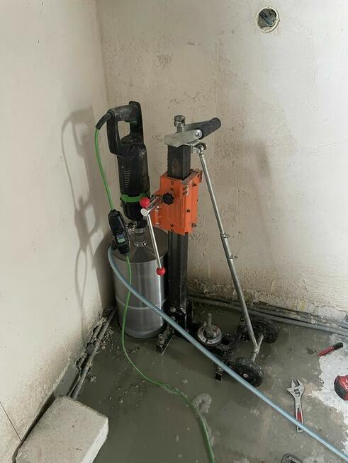 Przewierty w betonie wiertnicą diamentową