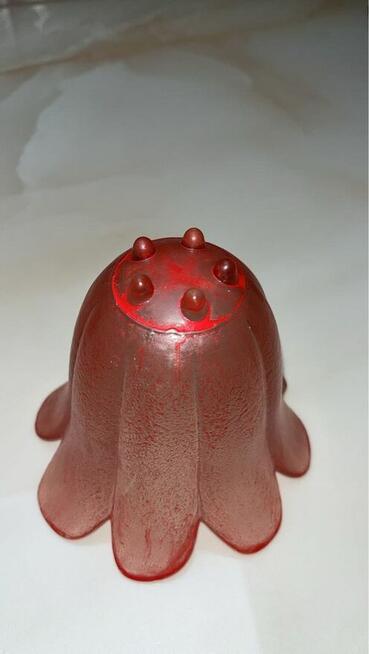 Rozalinowe szkło. Wazonik, pojemnik, w kształcie rozchylon