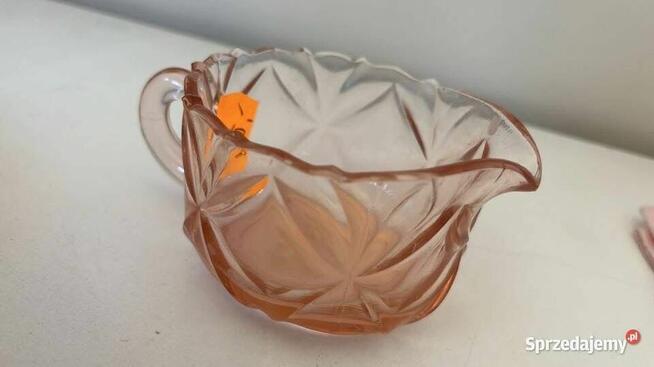 Rozalinowe szkło. Wazonik, pojemnik, w kształcie rozchylon