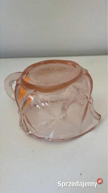 Rozalinowe szkło. Wazonik, pojemnik, w kształcie rozchylon