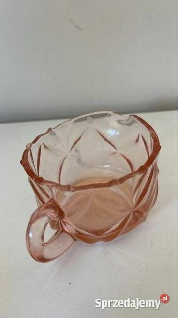 Rozalinowe szkło. Wazonik, pojemnik, w kształcie rozchylon