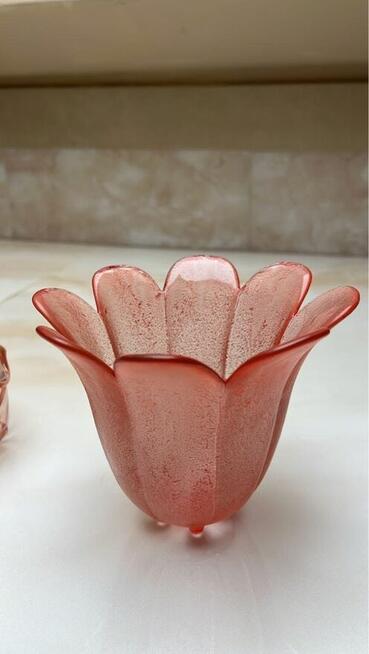 Rozalinowe szkło. Wazonik, pojemnik, w kształcie rozchylon