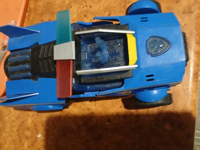 Zestaw różnych zabawek typu samochodzików.