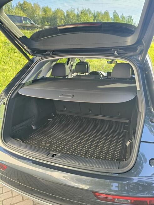 Na sprzedaż Audi Q5 z 2023 roku bogata wersja wyposażenia.