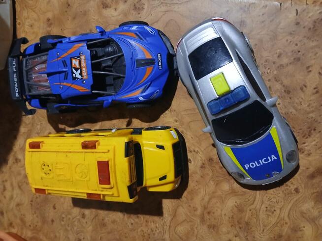 Zestaw różnych zabawek typu samochodzików.