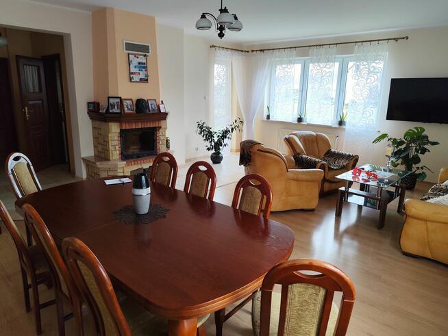 Dom dwurodzinny z garażami i dużą działką