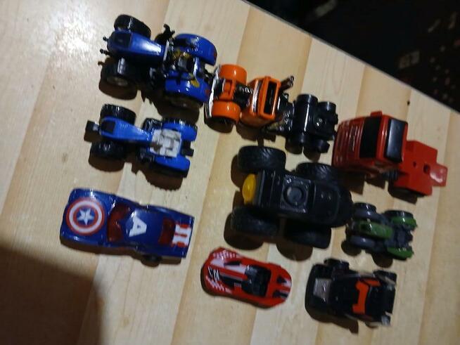 Zestaw różnych zabawek typu samochodzików.