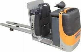 Wózkowy lub pracownik fizyczny magazynu hurtowni sklepu