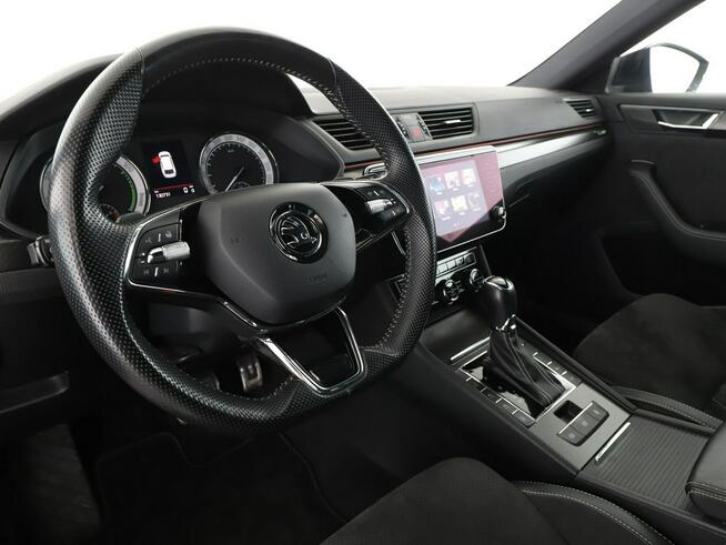 Škoda Superb PHEV skóra/alcentara DCC navi klima auto full LED czujniki parkowania
