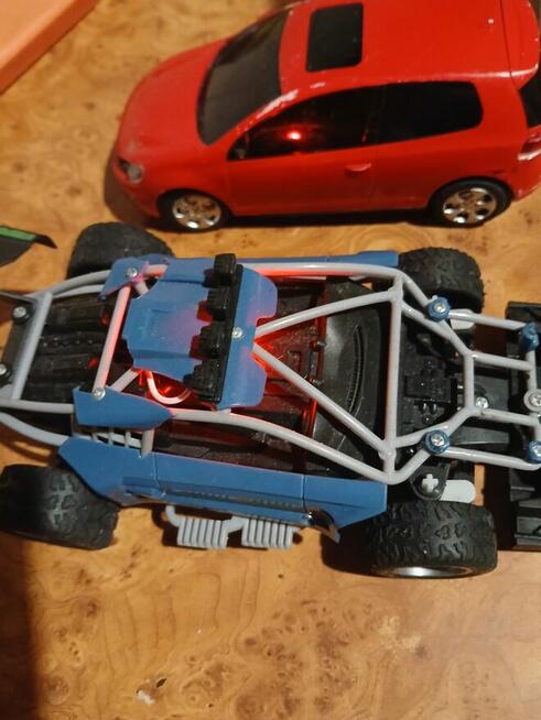 Zestaw różnych zabawek typu samochodzików.