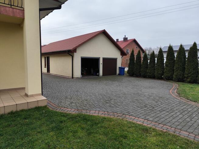 Dom dwurodzinny z garażami i dużą działką