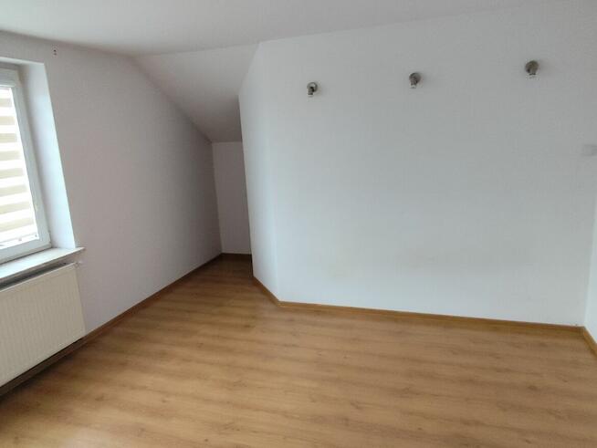 Dom dwurodzinny z garażami i dużą działką