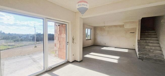 Przestronny dom do wykończenia na dużej działce.